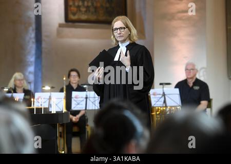 Die evangelische Fastenaktion 7 Wochen ohne unter dem Motto Luft holen Sieben Wochen ohne Panik ist am Sonntag 09.03.2025 mit einem Fernsehgottesdienst aus der Kirche St. Martin in Nienburg/Weser eroeffnet worden. Foto: Pastorin Cordula Schmid-Waßmuth Wassmuth die Fastenaktion 7 Wochen ohne wurde 1983 gegruendet. Mit ihr laeutet die Evangelische Kirche in Deutschland EKD offiziell die fasten- oder Passionszeit ein. In den 40 Tagen bis Ostern erinnern sich Christen an das Leiden und Sterben Jesu. Der Verzicht auf Speisen und Getraenke wie Fleisch und Wein oder auch auf den Fernsehkonsum gilt al Stockfoto