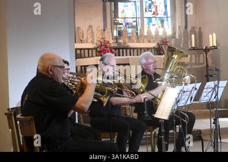 Die evangelische Fastenaktion 7 Wochen ohne unter dem Motto Luft holen Sieben Wochen ohne Panik ist am Sonntag 09.03.2025 mit einem Fernsehgottesdienst aus der Kirche St. Martin in Nienburg/Weser eroeffnet worden. Die Fastenaktion 7 Wochen ohne wurde 1983 gegruendet. Mit ihr laeutet die Evangelische Kirche in Deutschland EKD offiziell die fasten- oder Passionszeit ein. In den 40 Tagen bis Ostern erinnern sich Christen an das Leiden und Sterben Jesu. Der Verzicht auf Speisen und Getraenke wie Fleisch und Wein oder auch auf den Fernsehkonsum gilt als Symbol der Busse und der spirituellen Erneuer Stockfoto