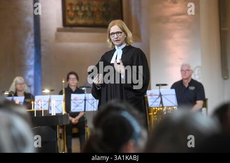 Die evangelische Fastenaktion 7 Wochen ohne unter dem Motto Luft holen Sieben Wochen ohne Panik ist am Sonntag 09.03.2025 mit einem Fernsehgottesdienst aus der Kirche St. Martin in Nienburg/Weser eroeffnet worden. Foto: Pastorin Cordula Schmid-Waßmuth Wassmuth die Fastenaktion 7 Wochen ohne wurde 1983 gegruendet. Mit ihr laeutet die Evangelische Kirche in Deutschland EKD offiziell die fasten- oder Passionszeit ein. In den 40 Tagen bis Ostern erinnern sich Christen an das Leiden und Sterben Jesu. Der Verzicht auf Speisen und Getraenke wie Fleisch und Wein oder auch auf den Fernsehkonsum gilt al Stockfoto