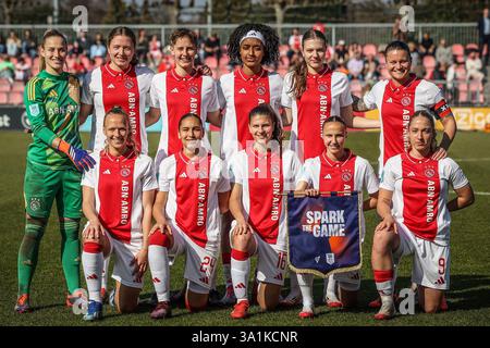 Amsterdam, Niederlande. März 2025. AMSTERDAM, 09.03.2025, de Toekomst, Azerion Eredivisie vrouwen, Ajax - Heerenveen (Frauen), Saison 2024/2025, während des Spiels Ajax - Heerenveen (Frauen), Team ajax Credit: Pro Shots/Alamy Live News Stockfoto