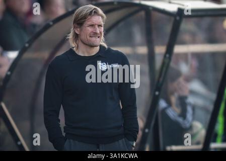Amsterdam, Niederlande. März 2025. AMSTERDAM, 09.03.2025, de Toekomst, Azerion Eredivisie vrouwen, Ajax - Heerenveen (Frauen), Saison 2024/2025, während des Spiels Ajax - Heerenveen (Frauen), Heerenveen Trainer/Trainer Niklas Tarvajarvi Credit: Pro Shots/Alamy Live News Stockfoto