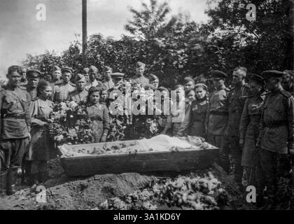 Soldaten posieren für ein Gruppenfoto während einer Beerdigungszeremonie in Moskau, UdSSR. Die Badikov-Sammlung / Oedipa-Agentur. Stockfoto