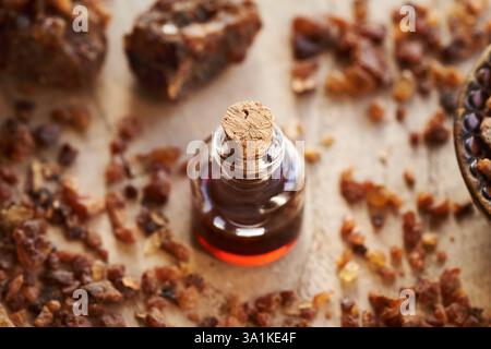 Ätherisches Myrrhenöl in einer Glasflasche Stockfoto