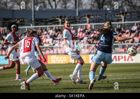 Amsterdam, Niederlande. März 2025. AMSTERDAM, 09.03.2025, de Toekomst, Azerion Eredivisie vrouwen, Ajax - Heerenveen (Frauen), Saison 2024/2025, während des Spiels Ajax - Heerenveen (Frauen), Ajax-Spieler Danique Noordman erzielt 1-0 Credit: Pro Shots/Alamy Live News Stockfoto