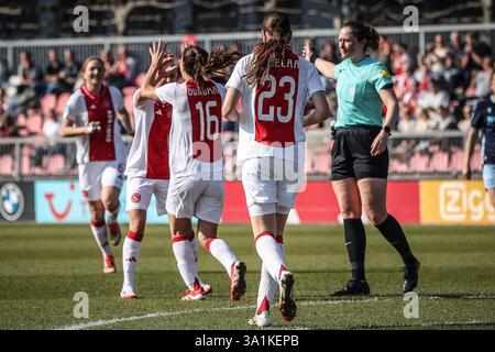 Amsterdam, Niederlande. März 2025. AMSTERDAM, 09.03.2025, de Toekomst, Azerion Eredivisie vrouwen, Ajax - Heerenveen (Frauen), Saison 2024/2025, während des Spiels Ajax - Heerenveen (Frauen), Ajax-Spieler Danique Noordman punktet und feiert 1-0 Credit: Pro Shots/Alamy Live News Stockfoto