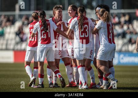 Amsterdam, Niederlande. März 2025. AMSTERDAM, 09.03.2025, de Toekomst, Azerion Eredivisie vrouwen, Ajax - Heerenveen (Frauen), Saison 2024/2025, während des Spiels Ajax - Heerenveen (Frauen), Ajax-Spieler Danique Noordman punktet und feiert 1-0 Credit: Pro Shots/Alamy Live News Stockfoto
