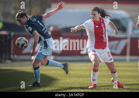 Amsterdam, Niederlande. März 2025. AMSTERDAM, 09.03.2025, de Toekomst, Azerion Eredivisie vrouwen, Ajax - Heerenveen (Frauen), Saison 2024/2025, während des Spiels Ajax - Heerenveen (Frauen), Heerenveen-Spieler Chantal Schouwstra, Ajax-Spieler Danique Noordman Credit: Pro Shots/Alamy Live News Stockfoto