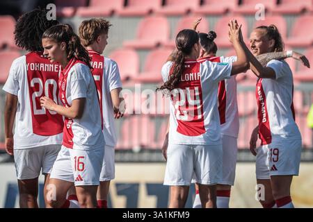 Amsterdam, Niederlande. März 2025. AMSTERDAM, 09.03.2025, de Toekomst, Azerion Eredivisie vrouwen, Ajax - Heerenveen (Frauen), Saison 2024/2025, während des Spiels Ajax - Heerenveen (Frauen), Ajax-Spieler Tiny Hoekstra punktet und feiert 3-0 Credit: Pro Shots/Alamy Live News Stockfoto