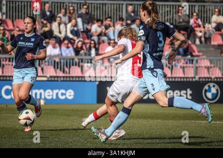 Amsterdam, Niederlande. März 2025. AMSTERDAM, 09.03.2025, de Toekomst, Azerion Eredivisie vrouwen, Ajax - Heerenveen (Frauen), Saison 2024/2025, während des Spiels Ajax - Heerenveen (Frauen), Ajax-Spieler Danique Tolhoek erzielt 4-0 Credit: Pro Shots/Alamy Live News Stockfoto