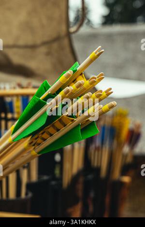 Nahaufnahme der mittelalterlichen Pfeile mit Feder Stockfoto