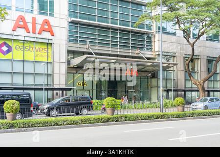 Makati City, Manila, Philippinen - 1. Februar 2025: Der Eingang zum AIA-Turm in Makati City, Philippinen. Stockfoto