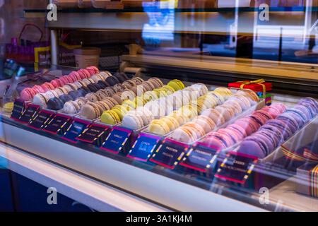 Farbenfrohe französische Macarons in der Bäckerei. Gourmet-Gebäck Stockfoto