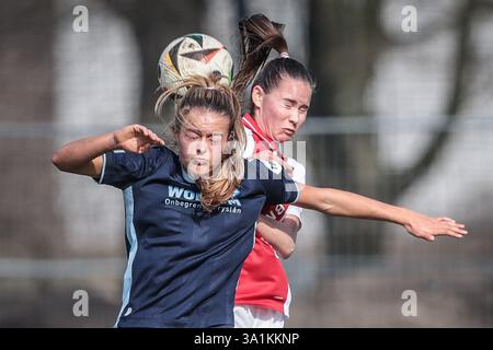 Amsterdam, Niederlande. März 2025. AMSTERDAM, 09.03.2025, de Toekomst, Azerion Eredivisie vrouwen, Ajax - Heerenveen (Frauen), Saison 2024/2025, während des Spiels Ajax - Heerenveen (Frauen), Heerenveen-Spieler Silje Stockmar, Heerenveen-Spieler Eef Smits Credit: Pro Shots/Alamy Live News Stockfoto