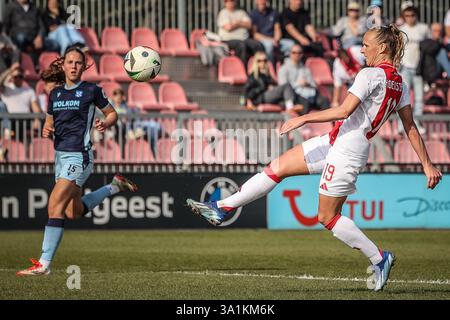 Amsterdam, Niederlande. März 2025. AMSTERDAM, 09.03.2025, de Toekomst, Azerion Eredivisie vrouwen, Ajax - Heerenveen (Frauen), Saison 2024/2025, während des Spiels Ajax - Heerenveen (Frauen), Ajax Spieler Tiny Hoekstra erzielt 5-1 Credit: Pro Shots/Alamy Live News Stockfoto