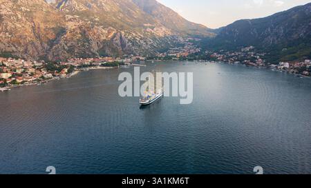 Aus der Vogelperspektive des Star Clipper Segelschiffes in der Bucht von Kotor in der Adria. Das Schiff steht vor der Kulisse der Stadt Kotor Stockfoto