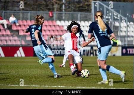 Amsterdam, Niederlande. März 2025. AMSTERDAM, NIEDERLANDE - 9. MÄRZ: Lily Yohannes - AFC Ajax während des niederländischen Azerion Frauen-Eredivisie-Spiels zwischen Ajax und Heerenveen im Sportpark de Toekomst am 9. März 2025 in Amsterdam, Niederlande. (Foto: Edwin J.H. de Vries/Orange Pictures) Credit: Orange Pics BV/Alamy Live News Stockfoto