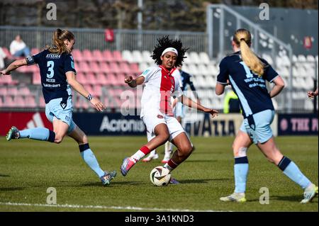 Amsterdam, Niederlande. März 2025. AMSTERDAM, NIEDERLANDE - 9. MÄRZ: Lily Yohannes - AFC Ajax während des niederländischen Azerion Frauen-Eredivisie-Spiels zwischen Ajax und Heerenveen im Sportpark de Toekomst am 9. März 2025 in Amsterdam, Niederlande. (Foto: Edwin J.H. de Vries/Orange Pictures) Credit: Orange Pics BV/Alamy Live News Stockfoto