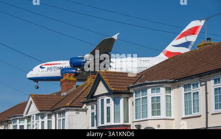 Flugzeuge landen am 4. März 2025 über Dächern in London, Großbritannien Stockfoto