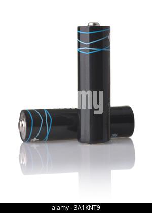 Vorderansicht von zwei schwarzen Alkali-Batterien AA isoliert auf weiß Stockfoto
