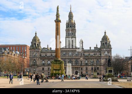 Blick in Richtung Glasgow City Chambers auf George Square, Glasgow, Schottland, Großbritannien Stockfoto
