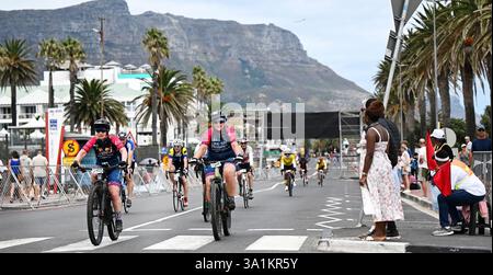 Kapstadt, Südafrika. März 2025. Radfahrer nehmen am 9. März 2025 an der Kapstadt-Radtour 2025 in Kapstadt, Südafrika, Teil. Quelle: Xabiso Mkhabela/Xinhua/Alamy Live News Stockfoto
