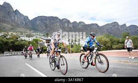 Kapstadt, Südafrika. März 2025. Radfahrer nehmen am 9. März 2025 an der Kapstadt-Radtour 2025 in Kapstadt, Südafrika, Teil. Quelle: Xabiso Mkhabela/Xinhua/Alamy Live News Stockfoto