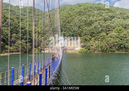 Cheongyang-Gun, Südkorea, 2. Oktober 2020: Nur für redaktionelle Zwecke. Seitenansicht der Cheonjangho Hängebrücke mit nicht identifizierten Personen auf Brücke, A Stockfoto