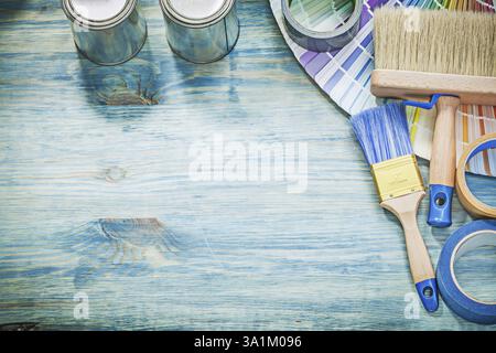 Farbdosen bürsten das Klebeband des pantone-Lüfters auf Holzbrett Stockfoto