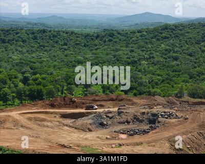 Geogologische Steinbruchmine aus der Luftdrohne auf grünem Dschungel-Hintergrund Stockfoto