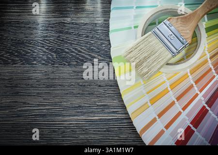 Pinselfarbe pantone FAN Klebeband auf Holzbrett Stockfoto