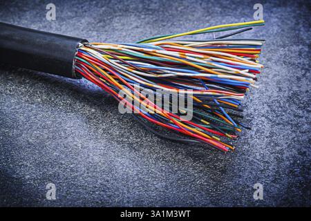 Mehrfarbige elektrische Drähte auf schwarzem Hintergrund Elektrizitätskonzept Stockfoto