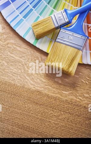 Farbpinsel mit vielen farbigen pantone-Ventilatoren auf Holzplatten Wartungskonzept Stockfoto