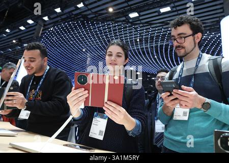 Peking, Spanien. März 2025. Auf dem Mobile World Congress 2025 in Barcelona, Spanien, am 3. März 2025, sehen sich die Menschen das dreifach gefaltete Smartphone eines Huawei an. Quelle: Zhao Dingzhe/Xinhua/Alamy Live News Stockfoto
