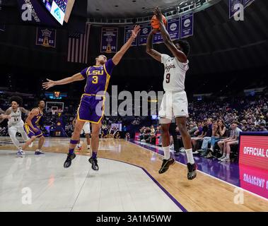 Baton Rouge, LA, USA, 8. März 2025. Texas A&M Aggies Stürmer SOLOMON WASHINGTON (9) schossen über den LSU Tigers Guard CURTIS GIVENS III (3) während des Spiels zwischen den Texas A&M Aggies und den LSU Tigers. Die Texas A&M Aggies besiegten die LSU Tigers von 66 bis 52. (Credit Image: © Jerome Hicks/ZUMA Press Wire) NUR REDAKTIONELLE VERWENDUNG! Nicht für kommerzielle ZWECKE! Stockfoto