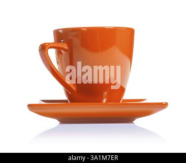 Orangefarbene Kaffeetasse isoliert auf weißem Hintergrund Stockfoto