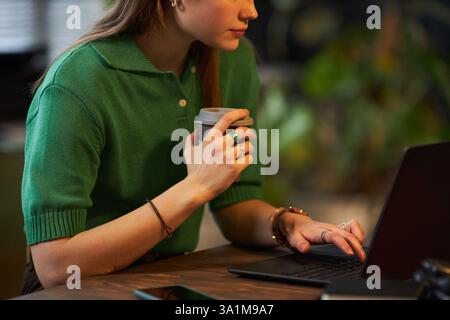 Junge Frau, Die Im Büro Am Laptop Arbeitet Stockfoto