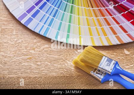 Farbpinsel mit pantone-Lüfter auf Holzbretter-Wartungskonzept Stockfoto