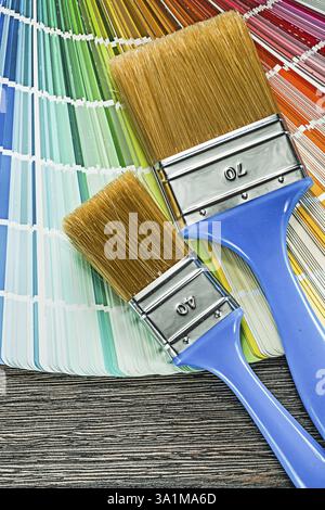 Pinsel pantone FAN auf Holzbrett Stockfoto