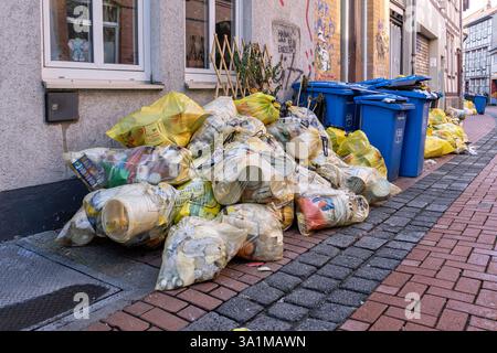 Gelbe Beutel (Säcke für die Sammlung von recycelbarem Verpackungsmaterial) für die Sammlung auf der Straße in Göttingen Stockfoto