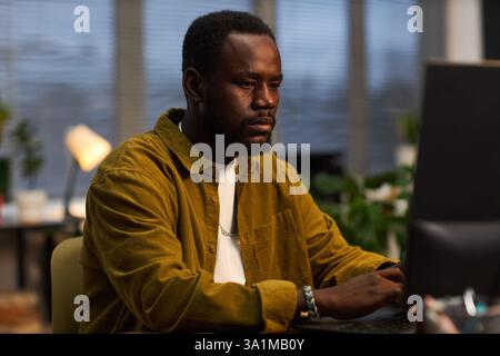 Mann, Der Am Computer Arbeitet, Im Modernen Büro Stockfoto