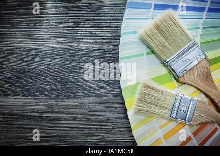 Pinsel Farbe pantone FAN auf Holzbrett Stockfoto