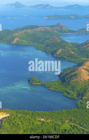 Atemberaubende Aussicht auf coron Island auf den philippinen, mit atemberaubendem Kontrast zwischen üppiger grüner Vegetation und kristallklarem Türkis Stockfoto