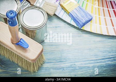 Farbdosen bürsten pantone-Lüfter auf Holzbrettbaukonzept Stockfoto