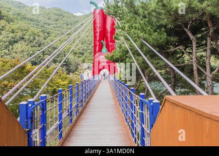 Cheongyang-Gun, Südkorea, 2. Oktober 2020: Nur für redaktionelle Zwecke. Mittelsäule der Cheonjangho Hängebrücke in Form von rotem Pfeffer, Asien Stockfoto