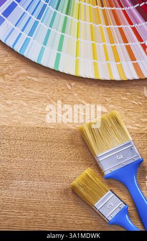 Pinsel und pantone-Lüfter auf Holzbrettbaukonzept Stockfoto