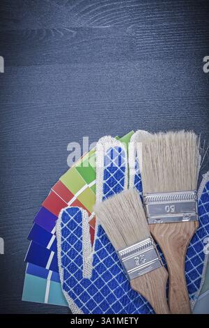 Pinsel pantone FAN Schutzhandschuhe auf Holzbrett Stockfoto