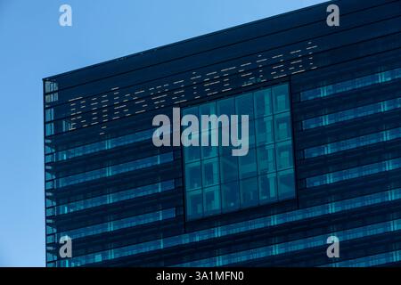 Beleuchtete gestreifte Buchstaben Rijkswaterstaat. Sitz der Generaldirektion öffentliche Arbeiten und Wasserwirtschaft. Stockfoto