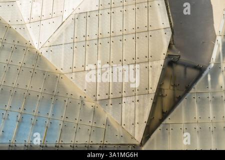 Seoul, Südkorea, 8. März 2019: Flacher Blick auf die Außenfassade des Gebäudes aus gehärteten Glasscheiben, die auf Beton verschraubt sind, Asien Stockfoto