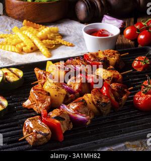Rustikale Shish Kebab Spieße mit mariniertem Fleisch Schinken Paprika und rote Zwiebel Stockfoto