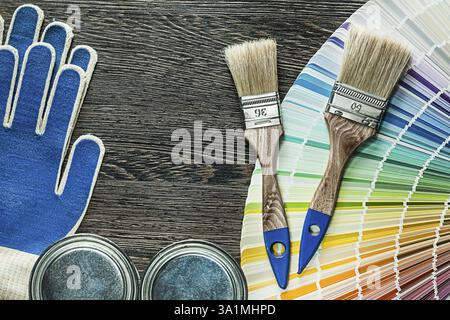 Schutzhandschuhe Pinsel Dosen pantone-Lüfter auf Holzbrett Stockfoto